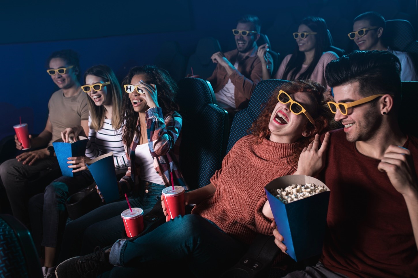 couple-enjoying-at-dubai-reel-cinema