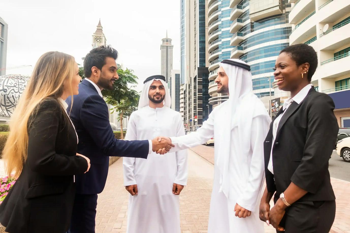 Real-estate-investor-from-uk-having-meeting-with-real-estae-agents-in-dubai