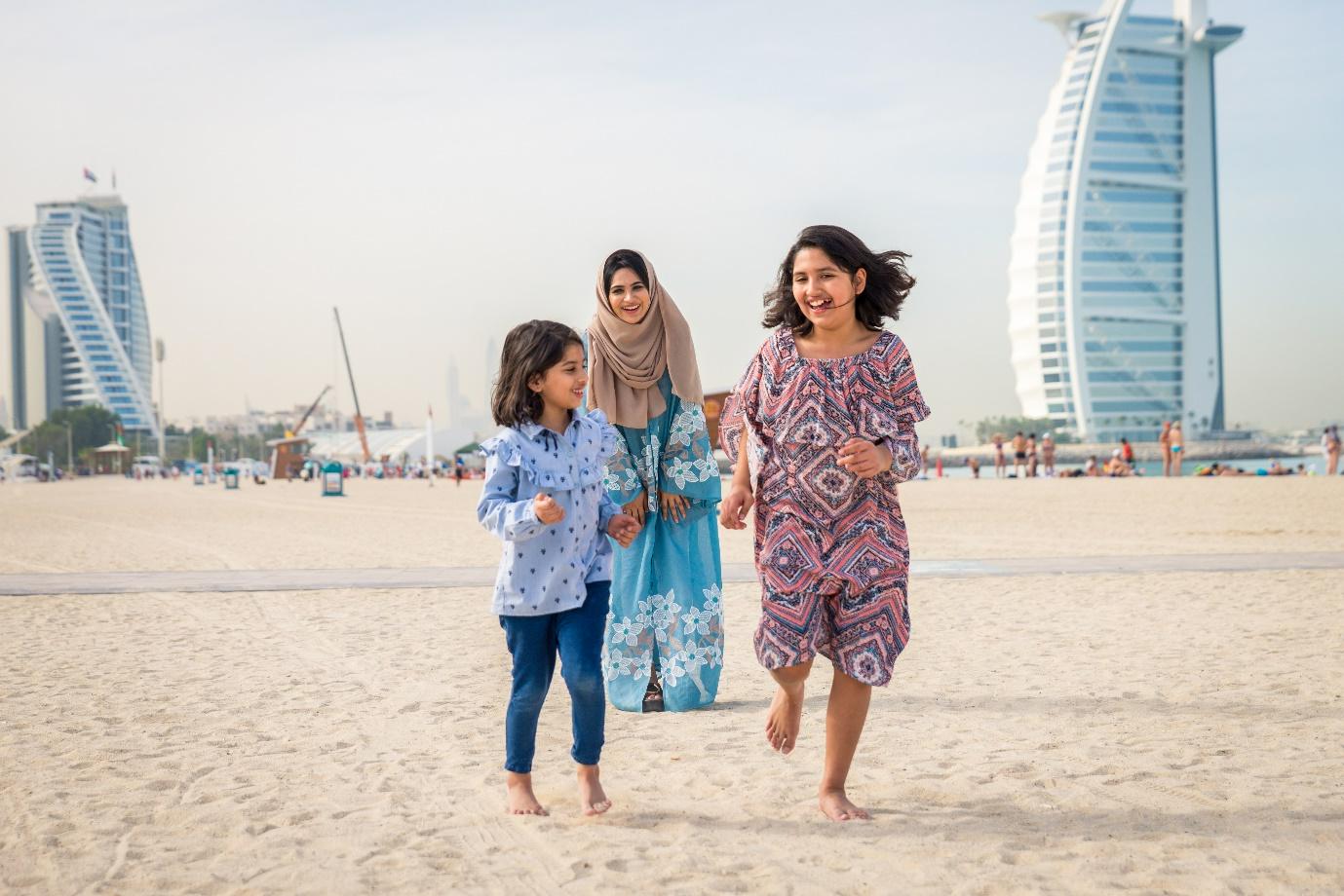 mother-playing-with-thier-children-atmarina-dubai-beaches