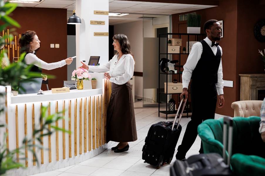 women-is-checking-in-hotel-in-dubai